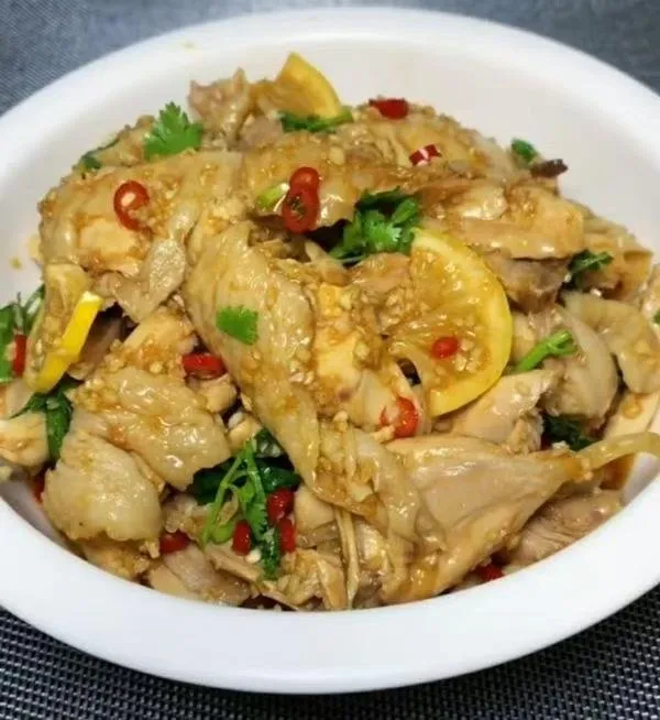 凉拌手撕鸡腿 酸辣开胃，清爽不腻，很适合夏天。 用料 · 大鸡腿（1只） · 葱段（2-3段） · 姜片（3-5片） · 盐（适量） · 生抽（3勺） ·